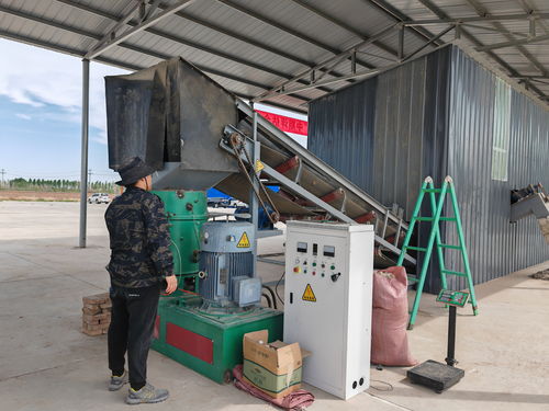 残膜变“新材” 地膜回收技术革新助力绿色家具产业